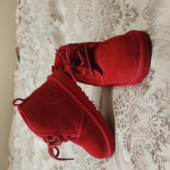 Other - In great condition. Kid's Neumen ll Boot Toddler - UGG